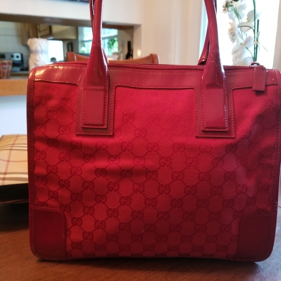 GUCCI Vintage red signature tote in very good condition. Comes with COA - Picture 5 of 13